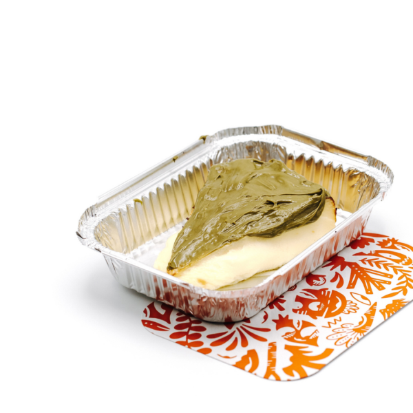 Tarta de queso y crema de mantequilla de pistacho conn almendras espolvoreada por encima.